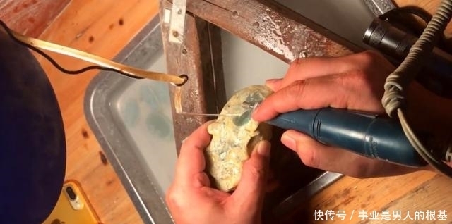 网友2000元买了个奇形怪状的大马坎翡翠原石,切出一对龙凤牌