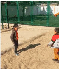 |搞笑GIF:太坑爹了,就这技术还出来赛车...