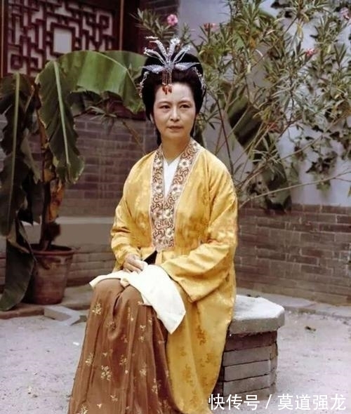 薛姨妈!为什么薛蟠,薛宝钗管薛姨妈喊妈妈,贾宝玉却不喊王夫人妈妈?