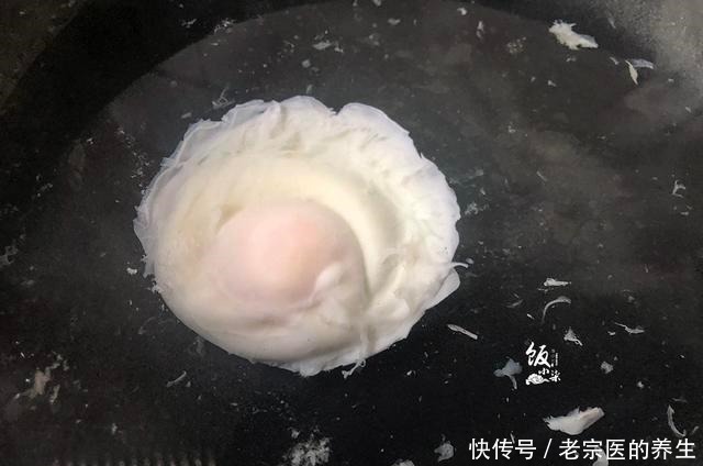 水煮荷包蛋时，总是散花有白沫教你一妙招，完整滑嫩不粘锅