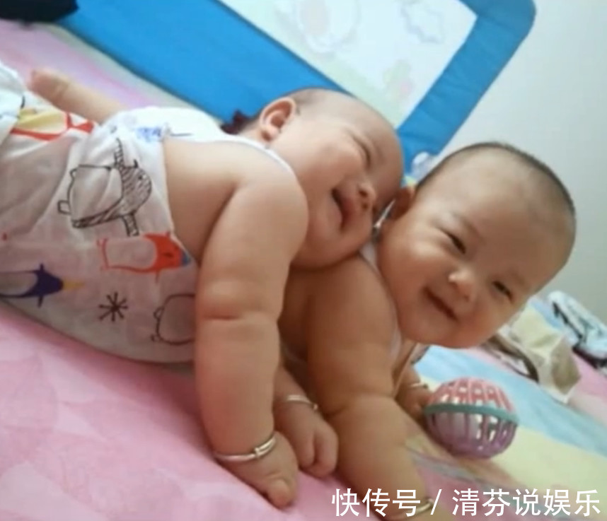 画面|弟弟把头靠在哥哥的肩膀上,哥哥的反应太暖了,画面好有爱