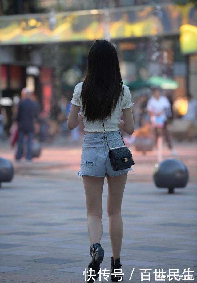 白色|白上衣款式特别,穿出独有风格,只有她能做到