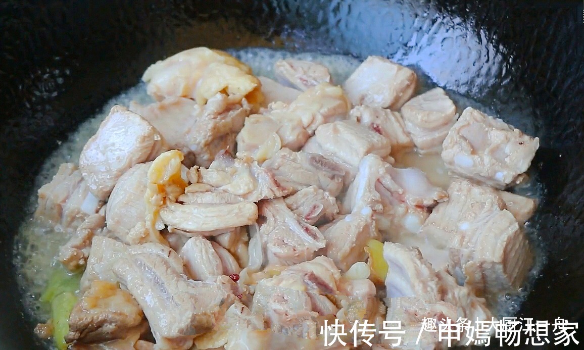 饭店|排骨不管怎么做，切记不要直接焯水，教你饭店做法，不腥还不柴