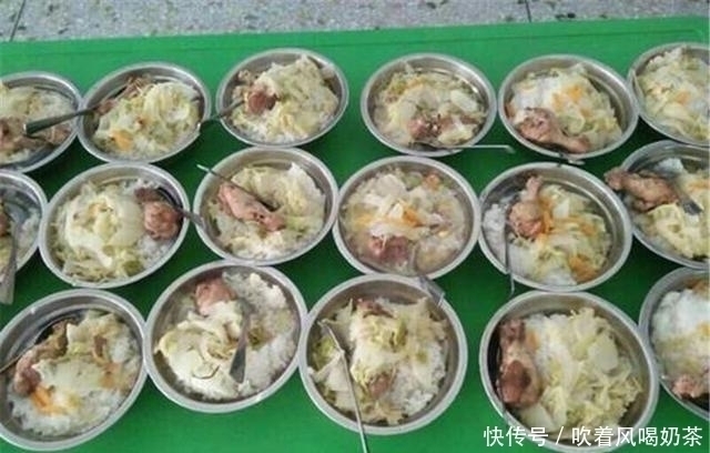 孩子午餐|幼儿园老师群里晒孩子午餐,引发宝妈不满,直言这饭菜能吃吗