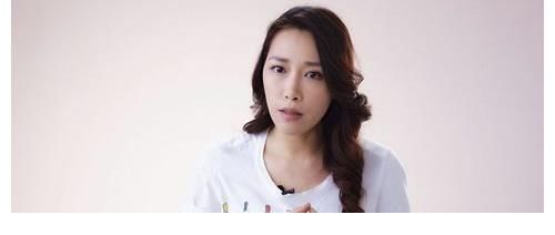 憑一首歌唱哭父母,靠《好聲音》爆火的“農(nóng)村美女教師”哪去了