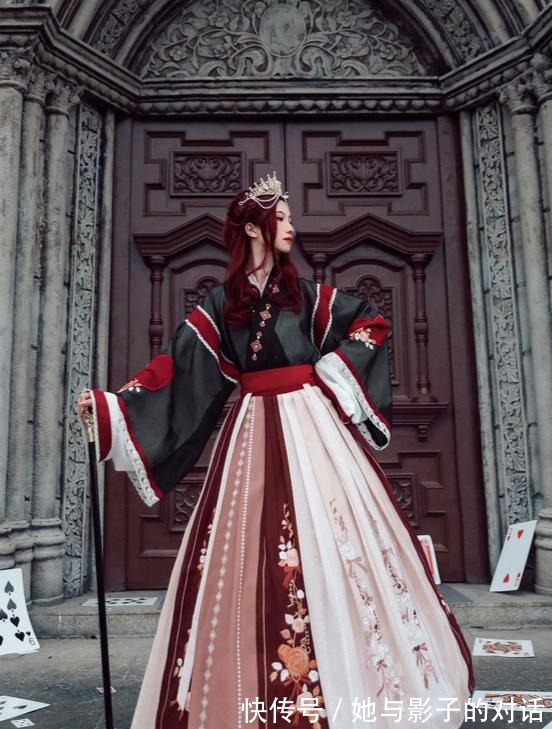 口红$十里穿汉服扮“红桃皇后”,网友让你模仿,没让你超越!