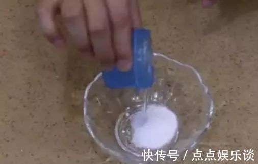 洗衣服时别只放洗衣液，多放一碗它，不用搓洗，衣服干净如新！