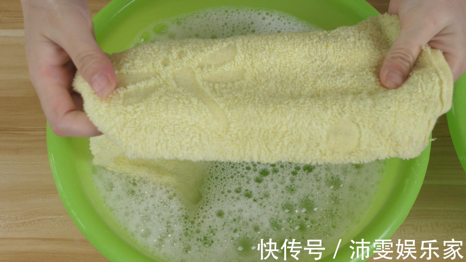 小窍门|漂洗衣服别再直接用水洗，教您一招，2遍就全漂清了，省水又省力
