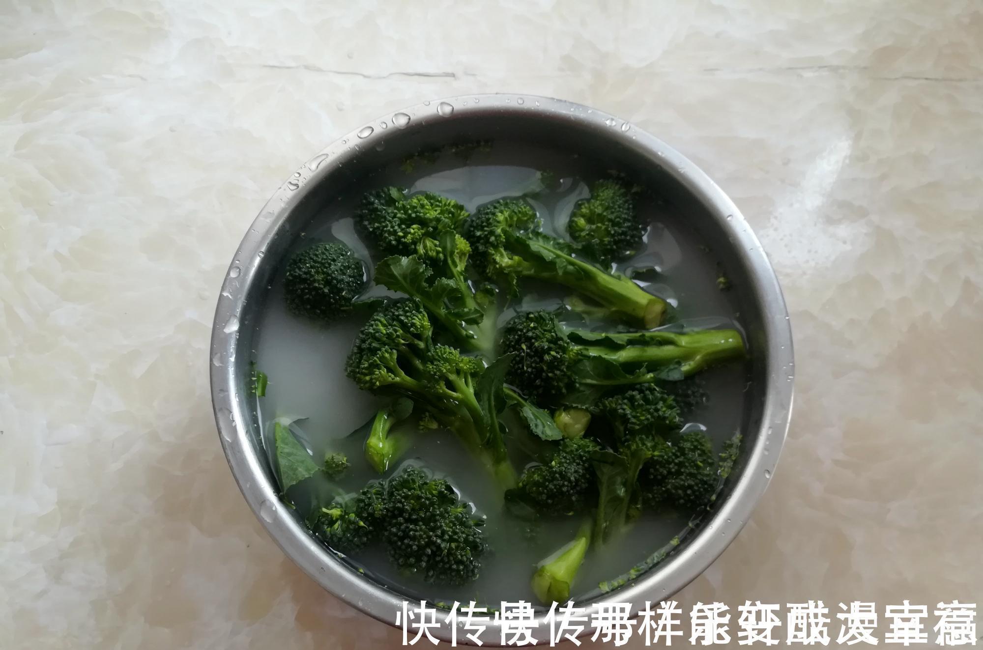 凉拌西兰花,最忌焯水,学个新做法,营养流失少,爽脆又入味