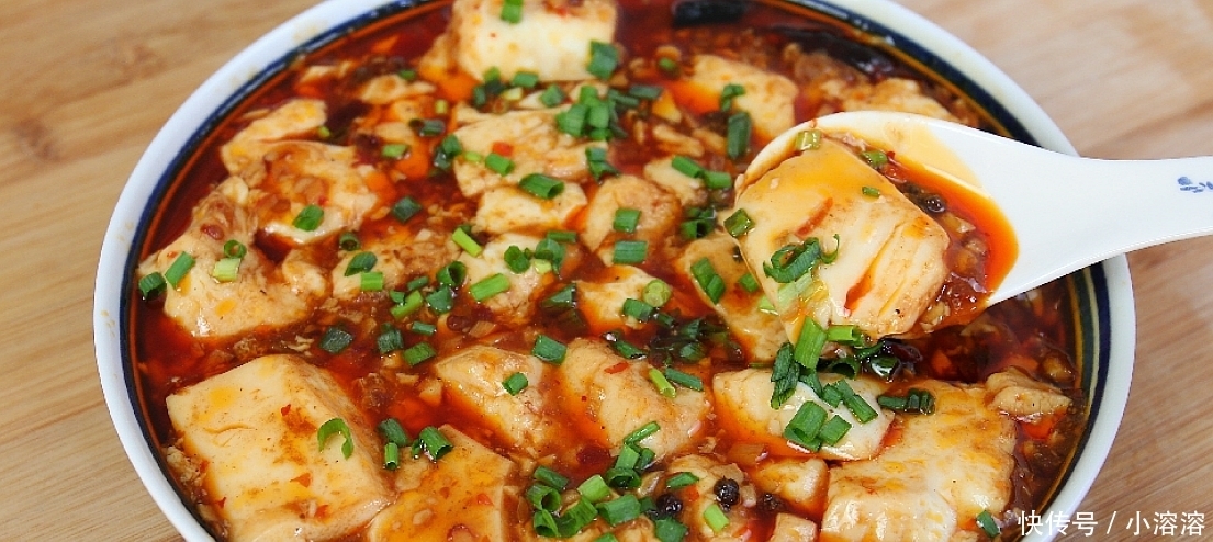 2盒豆腐,1勺淀粉,这个做法百吃不厌,出锅那一刻口水留下来