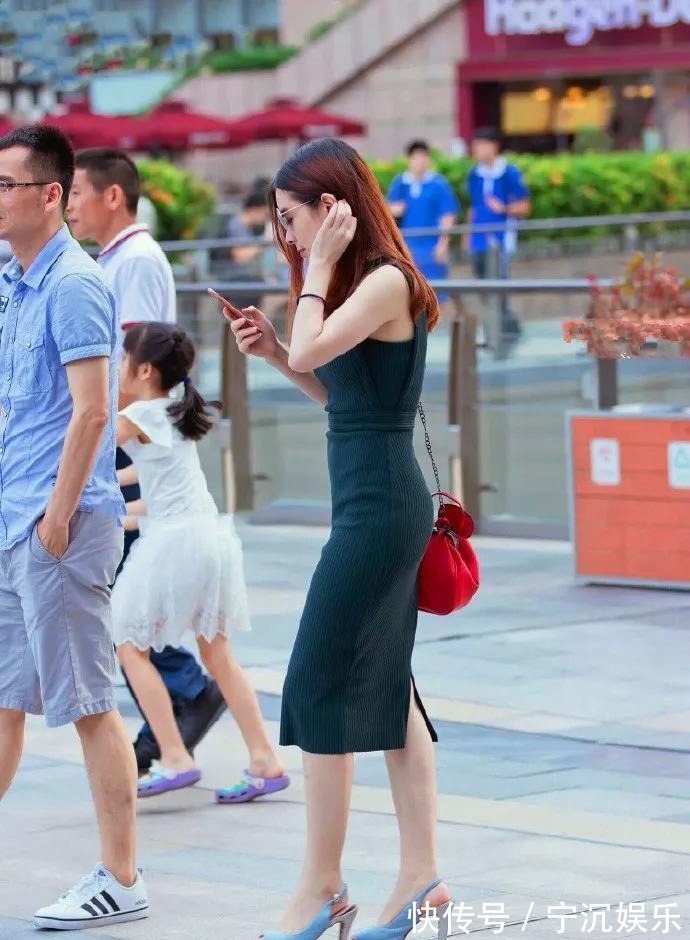 优雅 美女脚上搭配上一双尖头的高跟鞋,提升她的气质又增加身高