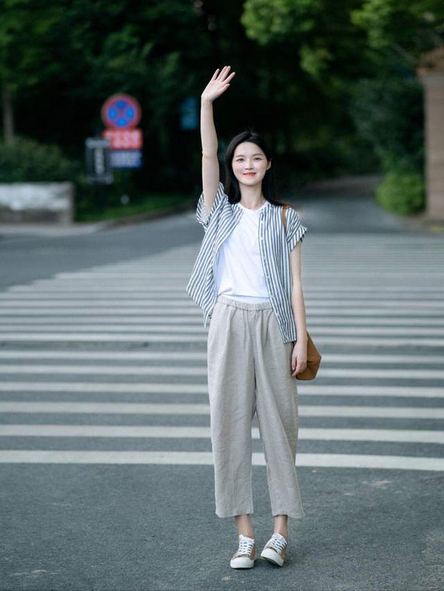 休闲|休闲慵懒风怎么搭?条纹衬衫+棉麻长裤简约洋气,气质又优雅