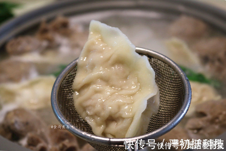 面食|第一次用此食材调饺子馅，连生姜都免了，鲜香多汁，好吃到爆