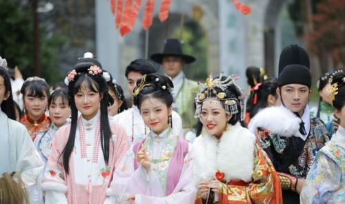 穿汉服不一定要配古风发髻，这几种简约发型也很好看，时尚又减龄