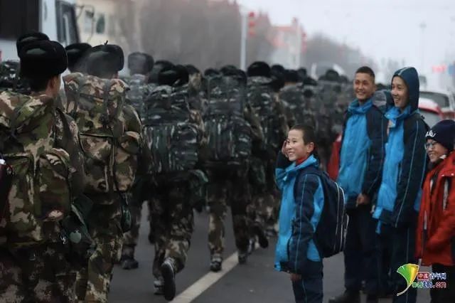 武警官兵野营拉练偶遇一群小学生，享受了一把“追星现场”