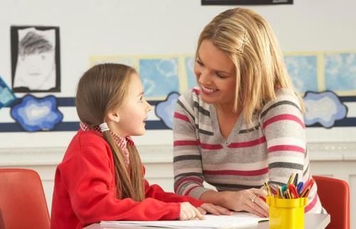 地铁上,宝妈抱娃姿势火了,网友点评:教育无关贫富,体现在细节