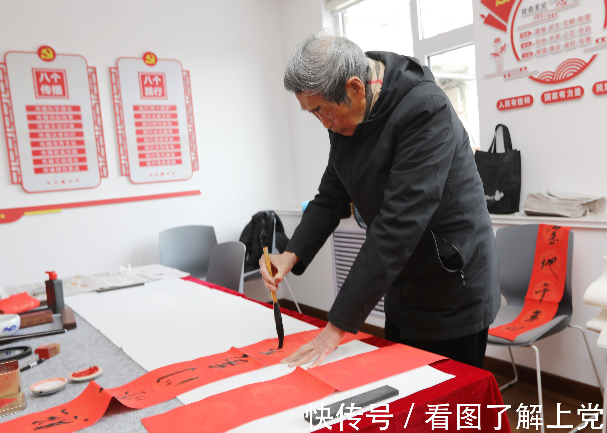 书法爱好!潞州区长兴社区组织书法爱好者写春联 把祝福送给居民