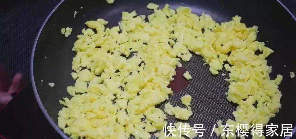 做法|韭菜盒子新做法,不揉面,不擀面,筷子搅一搅,做法超简单!