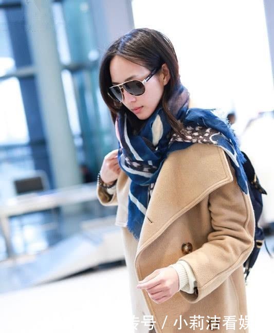 张钧|张钧甯又穿出好气质, 穿卡其色大衣时配花色围巾, 相当有范!