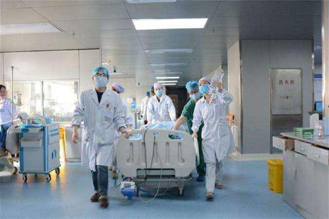 家长|孩子不小心摔下床,妈妈一个错误举动,反倒给孩子带来更大的伤害