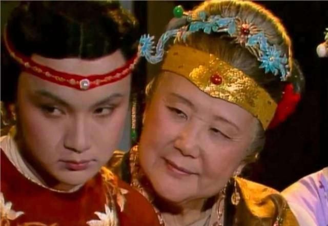 贾宝玉#红楼梦:贾母亲自出手,打脸一个丫头,这个丫头究竟有多过分?