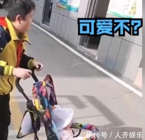 二胎家庭|小男孩路上“遛妹妹”,逢人就炫耀自己有妹妹,爸妈哭笑不得