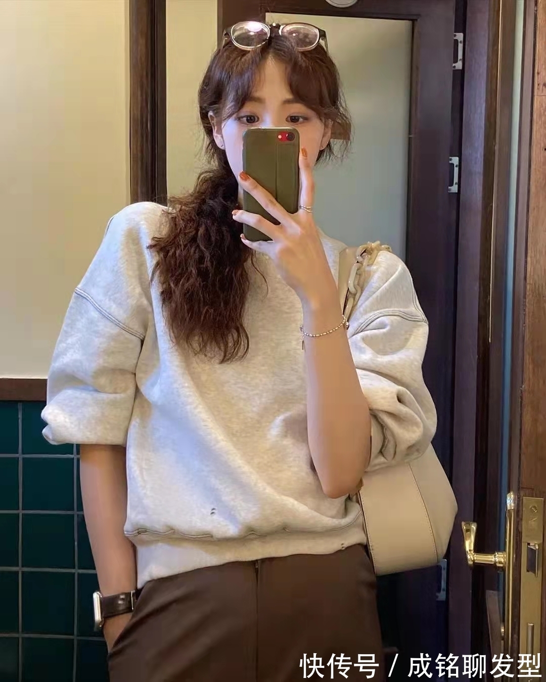 羊毛卷|入秋后很火的发型发色,显白瘦脸让你颜值爆表,时髦精们请收藏