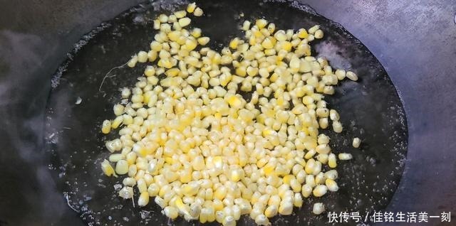 试一下|香喷喷的椒盐玉米,下酒下饭都不错,做法简单又美味,值得一吃