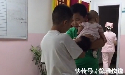 抱娃|俩男孩交流带娃经验,抱娃动作非常娴熟,像极了公园遛娃的大娘