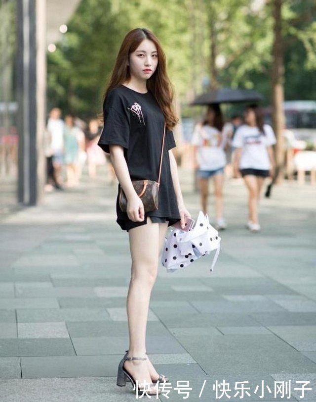 姑娘格外的年轻时尚,搭配简单的桔色短袖,减龄显瘦