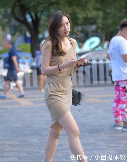 优雅 卡其色吊带连衣裙搭配黑色挎包,优雅迷人,充满浪漫风情!