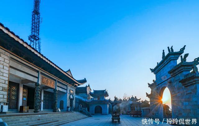 南岳一古刹,建于海拔1300米上,是道教与佛教相结合的寺庙