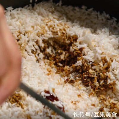  年货腊肠做法来了，日晒5天烟熏半个月，最后焖饭吃太香了