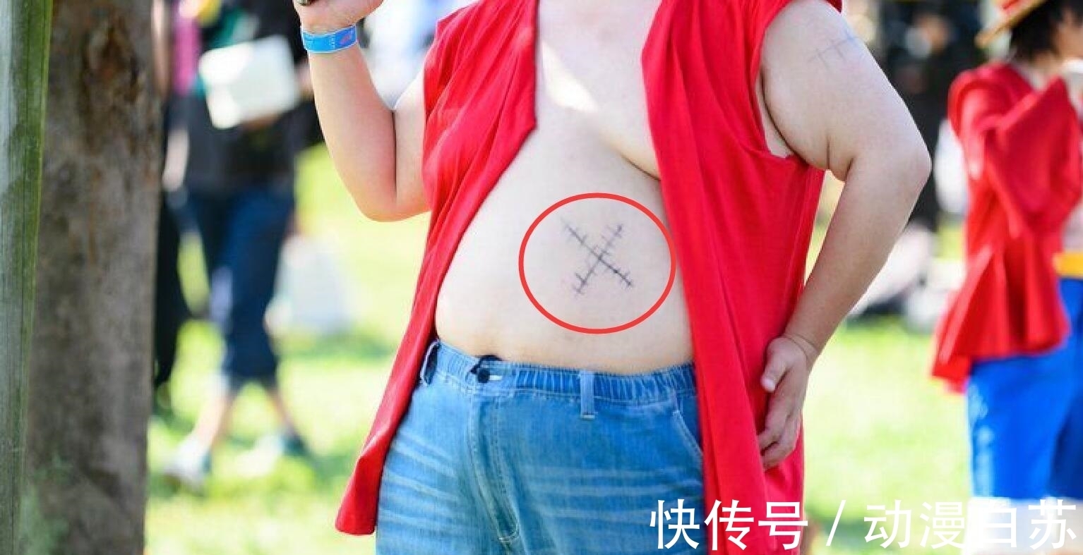 coser|最残暴路飞COS,没肌肉就算了,看到这油肚吓得不敢再追海贼王