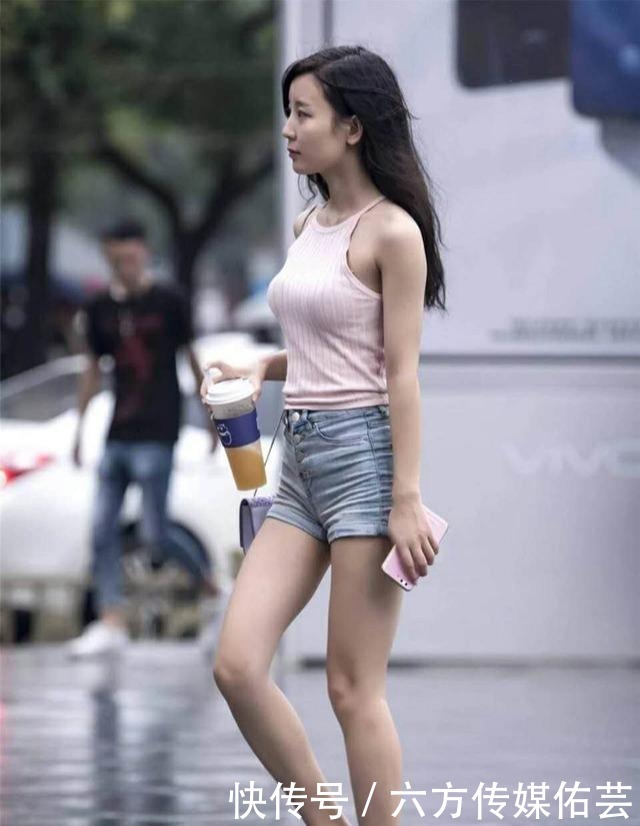 自信的美女，没有光鲜的衣着，却有魅力