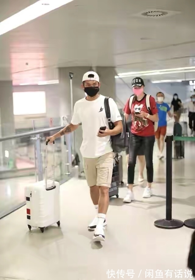 机场|谢杏芳和林丹走机场，1米78硬把基础款穿时髦，一双大长腿太瞩目