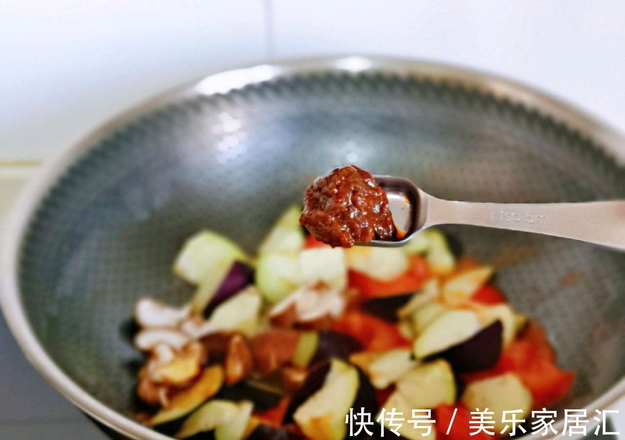 鲜美的番茄香菇烧茄子,超下饭,汤汁拌米饭太过瘾了