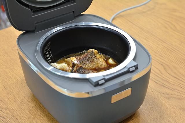 啤酒炖草鱼真够味，肉嫩汤浓，用电饭煲炖省心省事营养不流失