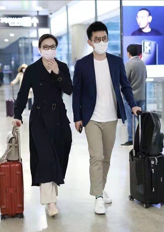 吴敏霞气场太强,罕见穿高跟鞋像女总裁,老公小男生打扮惨变助理