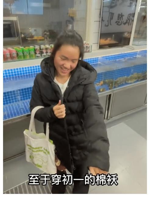 李勒優(yōu)被城市媽媽嫌棄，穿搭被嘲80歲，網(wǎng)友：這是暗示要買新的