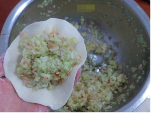 这个包子没有肉却特别鲜，只用俩食材，一个负责香，一个负责鲜！