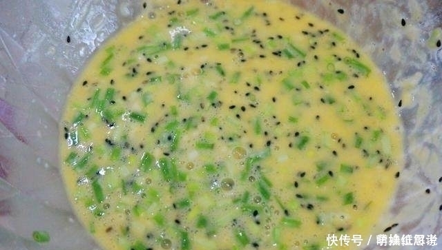 还是老妈这样做的鸡蛋饼好吃,美味又营养,一口气就吃了10张