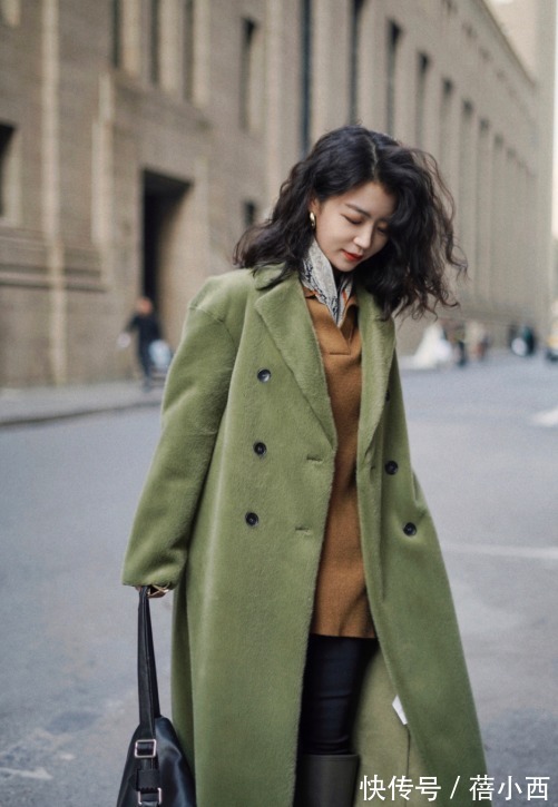 秋季|秋季大衣怎样穿才时髦?学会“叠穿”搭配是关键,高级感扑面而来