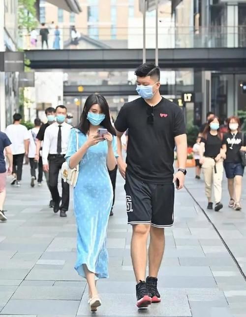  看上去|街拍:蓝色系的穿搭很空灵，显得很自然，让人看上去也是活力满满