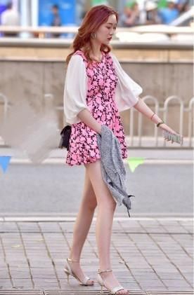 粉色仙女裙是一种时尚，展现小姐姐的甜美，让大街小巷充满初恋感