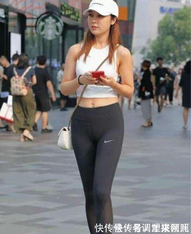 打底裤 黑色打底裤搭配白色上衣,很有穿搭感的穿搭,非常有气质!