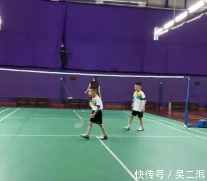 李宗伟|李宗伟晒萌娃打双打视频,球迷在线喊话林丹:加油!再生一个