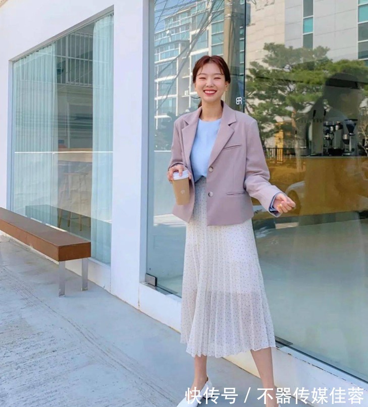 修饰|奔六的女人别乱穿,这才是你该有的穿搭:过膝裙+奶奶鞋,特优雅