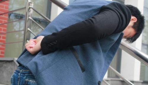 后背老是疼痛,别总以为是累的,也可能是大病的征兆,需重视