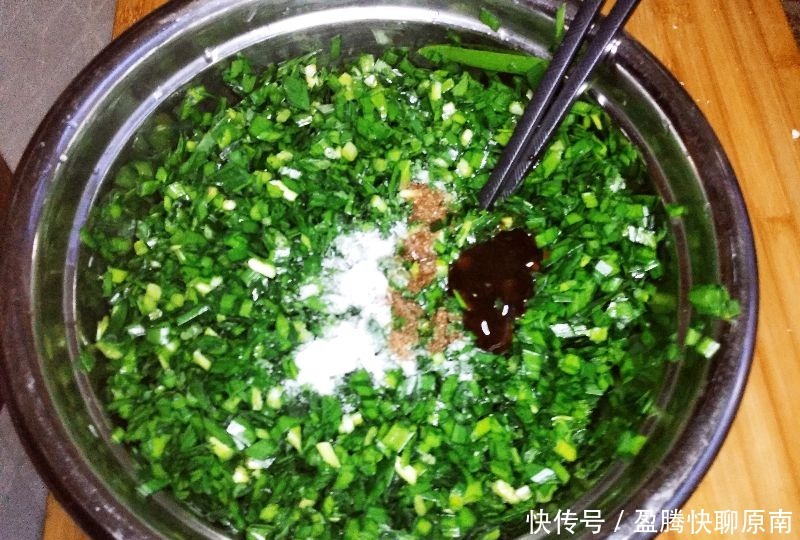烙韭菜盒,调料施放有讲究!这么做皮酥馅鲜,韭菜翠绿不下汤